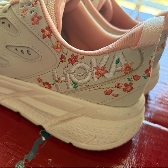 Hoka Clifton L BP "Vibrant Bloom" sneaker in the vanilla and dry clay colorway - Picture 3 of 5